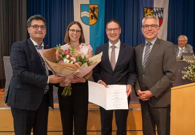 Der 1. stellvertretende Vorsitzende des Kreistags, Frank Werner (links) überreichte dem neuen Landrat Manuel Just (zweiter von rechts) seine Ernennungsurkunde und dessen Gattin Stefanie Just einen Blumenstrauß. Just übernimmt ab 1. Mai die Amtsgeschäfte des scheidenden Landrats Stefan Dallinger. | Foto: Landratsamt Rhein-Neckar-Kreis