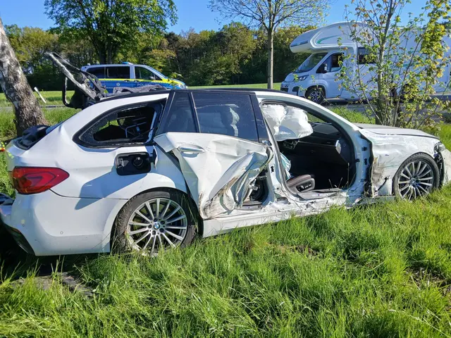 Nach einem Unfall mit zwei Pkw auf der B58 in Schermbeck nahm die Feuerwehr auslaufende Betriebsmittel auf und sicherte die Fahrzeuge. | Foto: Feuerwehr Schermbeck
