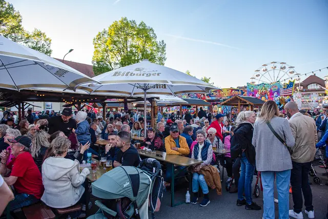 Gut besuchte Biergärten und volle Plätze: Rund um das Bier- und Weindorf herrschte beim Auftakt des Sickingen Maimarkts in Landstuhl reger Andrang. | Foto: Arno Keller / Sickingenstadt Landstuhl