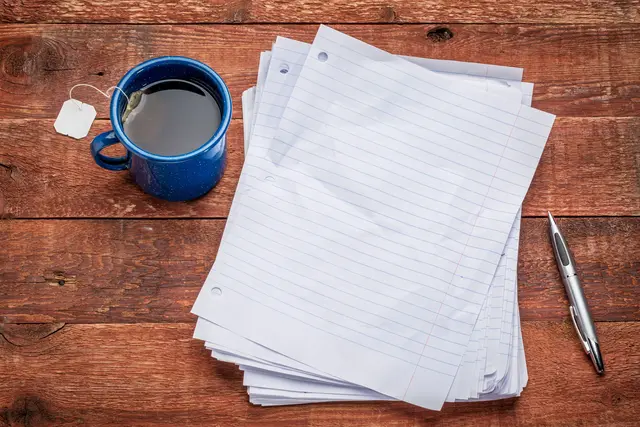 Wer mit Journaling gegen Stress beginnen möchte, braucht nicht viel: Lose Blätter genügen, ein schönes Notizbuch macht es oft angenehmer. | Foto: MarekPhotoDesign.com/stock.adobe.com