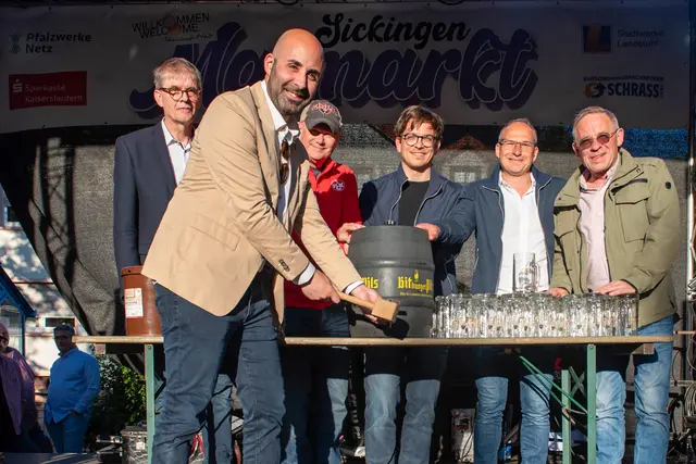 Mit dem traditionellen Fassanstich eröffnete Stadtbürgermeister Mattia De Fazio den Sickingen Maimarkt in Landstuhl. Gemeinsam mit Vertretern aus Politik, Organisation und Schaustellerbetrieb gab er den offiziellen Startschuss. | Foto: Arno Keller / Sickingenstadt Landstuhl