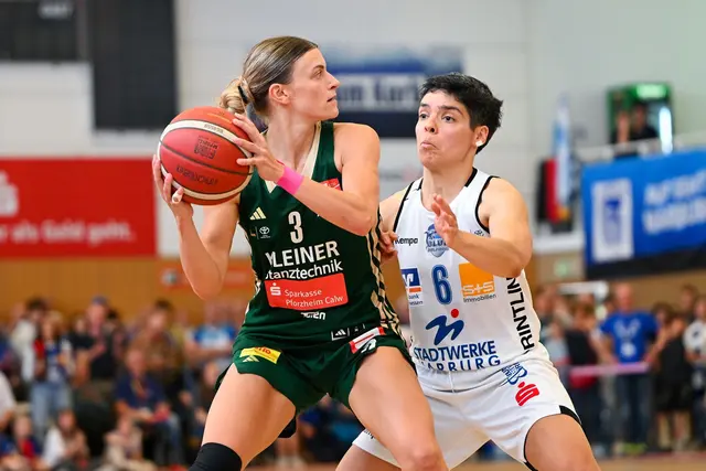 Alexandra Wilke (l) und die Basketballerinnen aus Keltern holten in Marburg den entscheidenden Sieg zum Meistertitel. | Foto: Florian Wiegand/dpa