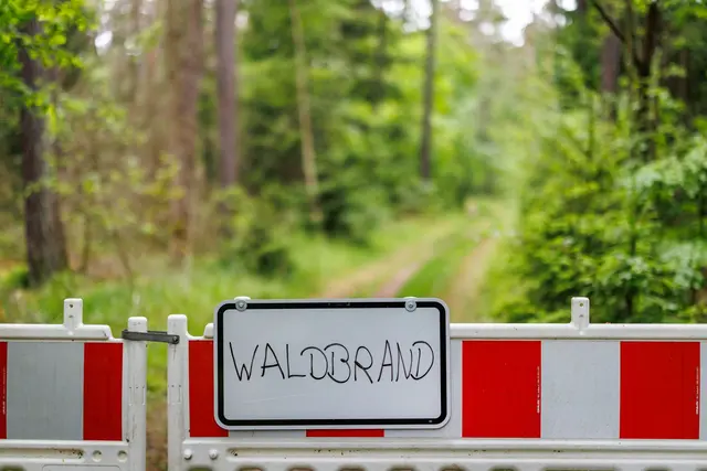Die Behörden warnen bereits vor unachtsamem Grillen.(Archiv)  | Foto: Daniel Karmann/dpa