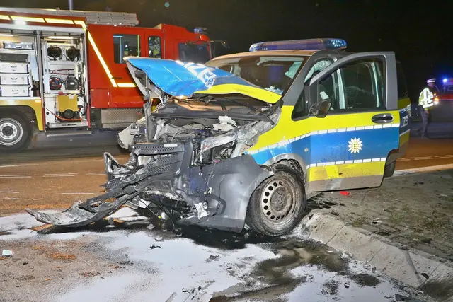 Die beiden Autos stießen auf einer Kreuzung zusammen. | Foto: Andreas Rometsch/KS-Images.de/dpa
