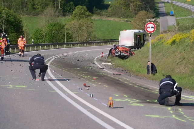 Die Unfallverursacherin hatte laut Polizei unmittelbar vor dem Crash versucht, ein Fahrzeug in einer Kurve zu überholen. (Archivbild) | Foto: Thomas Frey/dpa
