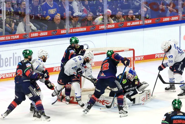 Luke Esposito (ganz rechts im Bild) trifft in Berlin in der zweiten Verlängerung zum 4:3-Sieg für die Adler. | Foto: Engler/PIX-Sportfotos