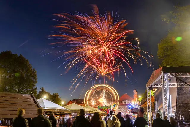 Leuchtender Auftakt: Das große Feuerwerk über dem Festplatz begeisterte die Besucher beim Start des Sickingen Maimarkts in Landstuhl. | Foto: Arno Keller / Sickingenstadt Landstuhl