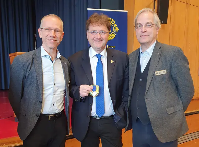 Auszeichnung für den Lions Club Neustadt Weinstraße 2024 mit dem Club Excellence Award durch Lions International mit dem heutigen Clubpräsidenten Stefan Grutke, dem damaligen Michael Landgraf und Frank Sobirey als Vertreter der Lions Hilfe.  | Foto: Michael Landgraf