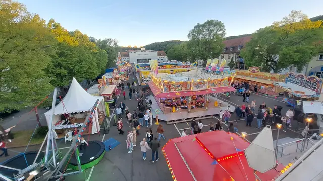 Blick über den Festplatz: Der Sickingen Maimarkt in Landstuhl zieht bereits an den ersten Tagen zahlreiche Besucher an und zeigt sich in neuer, belebter Form. | Foto: Monika Klein