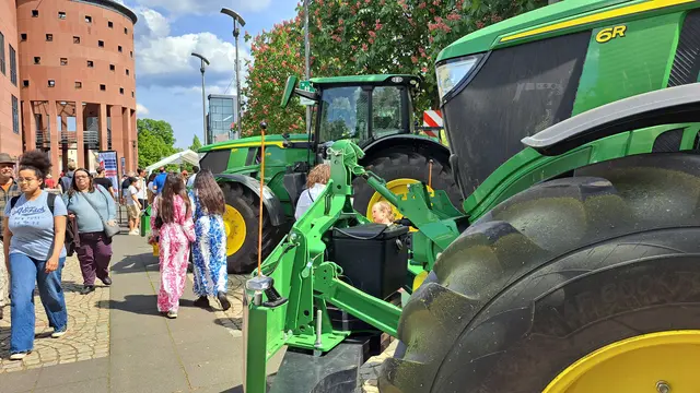 Vor dem Pfalztheater präsentierte sich der Bezirksverband, unter anderem mit modernen landwirtschaftlichen Geräten | Foto: Monika Klein