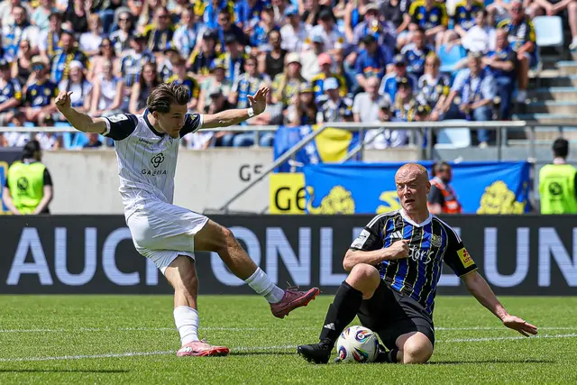 Auch für Waldhof-Spieler Lovis Bierschenk (links) gab es in Saarbrücken kein Durchkommen.  | Foto: Hetterich/PIX-Sportfotos