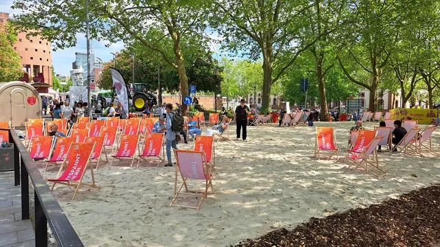 Beach-Gefühl mit Jubiläumsdesign: Liegestühle, Sand und Musik laden zum Verweilen ein.
 | Foto: Monika Klein