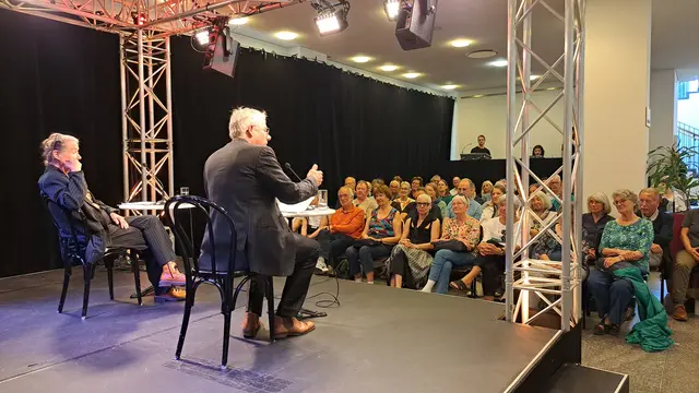 Die Schauspieler Hannelore Bähr (links) und Rainer Furch bei einer Lesung im Pfalztheater | Foto: Monika Klein