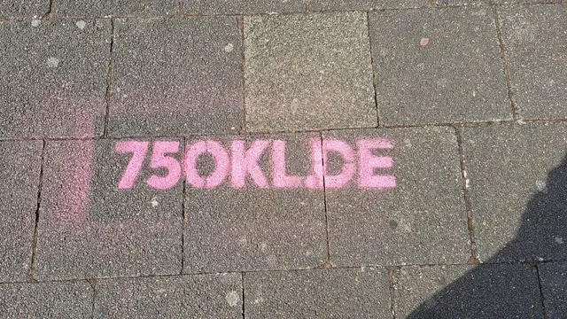 Auf dem Bürgersteig vor der Pfalzgalerie ist die URL zum Stadtjubiläum aufgesprüht | Foto: Monika Klein