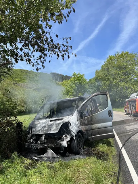 Ein Pkw ist auf der L 176 während der Fahrt in Brand geraten und vollständig ausgebrannt. Die Feuerwehr war im Einsatz, die Straße wurde zeitweise voll gesperrt. | Foto: Polizeiinspektion Kusel und Polizeiwache Schönenberg-Kübelberg