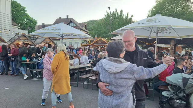 Tanzen im Biergarten: Beim Sickingen Maimarkt in Landstuhl genießen Besucher die ausgelassene Stimmung und das neue Festkonzept. | Foto: Monika Klein