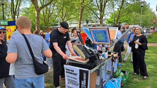 Wer wollte, konnte sich auf der Theaterwiese am Siebdruck ausprobieren | Foto: Monika Klein