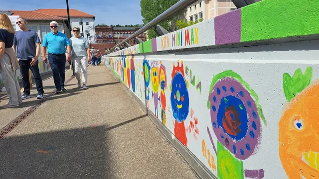 Frisch und farbenfroh gestaltet: Die Brücke über die Ludwigstraße verbindet die Veranstaltungsorte der Kulturmeile | Foto: Monika Klein