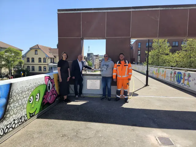 Farben statt Grau: Kinder und Jugendliche haben die Brücke über der Ludwigstraße neu gestaltet. Auf dem Foto zu sehen sind von links: Andrea Buchloh-Adler, Werkleiterin der Stadtbildpflege, Bürgermeister Manfred Schulz, Projektinitiator Domenico DiLeva und Daniele Gangarossa von der Stadtbildpflege

 | Foto: Stadt KL/gratis
