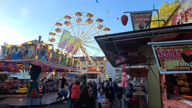 Riesenrad, Fahrgeschäfte und gut besuchte Wege: Der Sickingen Maimarkt in Landstuhl lockt auch nach dem Auftakt zahlreiche Besucher an. | Foto: Monika Klein