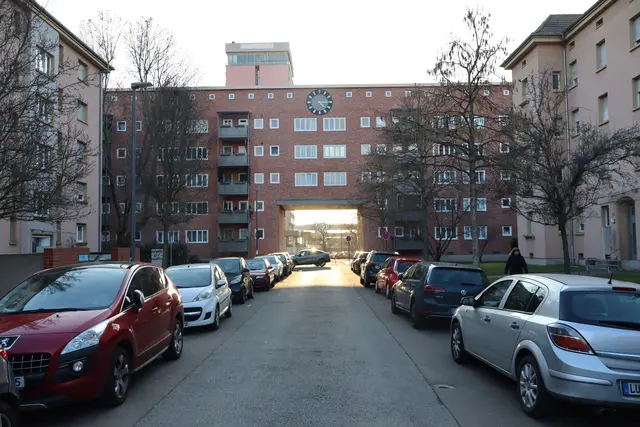 Die Bahnhofstraße führt mitten durch die Westendsiedlung. Sie ist neben der Bildungs- und Kulturmeile Kaiser-Wilhelm-Straße, die als solche geplant wurde, um City und Bahnhof zu verbinden, die zweite wichtige Verbindungsstraße  für Rad- und Fußverkehr hin zum Bahnhof.  | Foto: Julia Glöckner