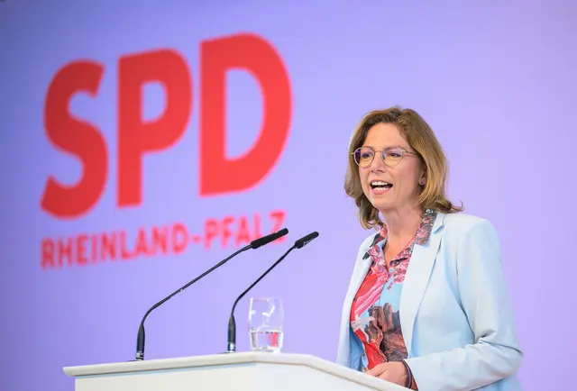 SPD-Vorsitzende Sabine Bätzing-Lichtenthäler bei der Eröffnung des Parteitags im rheinhessischen Nieder-Olm.  | Foto: Hannes P. Albert/dpa