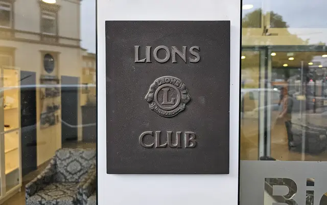 Lions-Bronzetafel am Club-Restaurant Achat Hotel Neustadt | Foto: Michael Landgraf