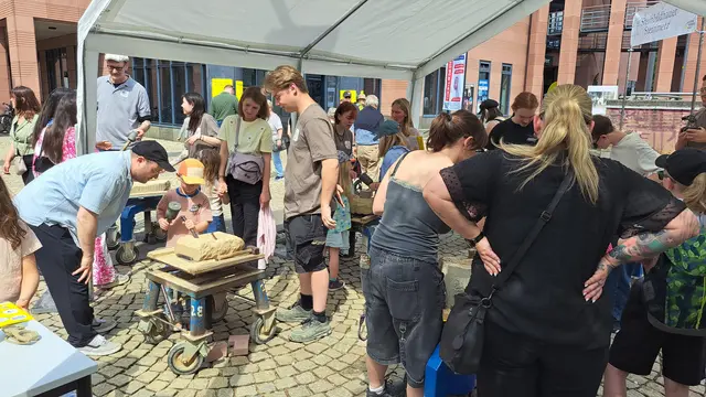 Hier durften sich Kinder als Steinhauer versuchen | Foto: Monika Klein