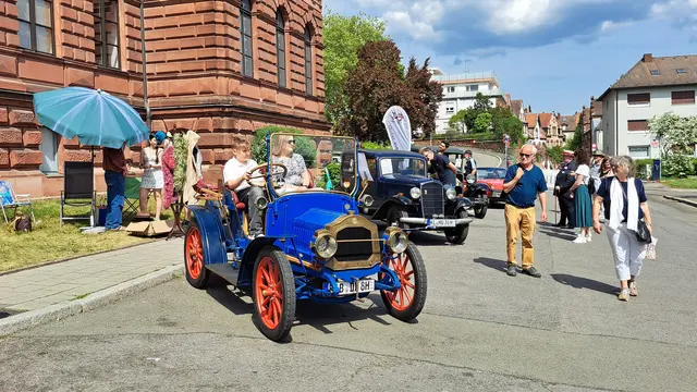 Ein Blickfang: die Oldtimer vor dem Museum Pfalzgalerie | Foto: Monika Klein