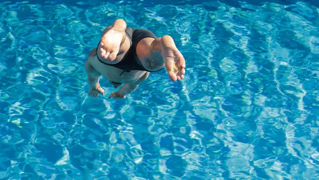 Für den Sprung ins Freibad-Becken müssen die Menschen im Südwesten in diesem Jahr mancherorts mehr Eintritt bezahlen. (Archivbild) | Foto: Thomas Warnack/dpa