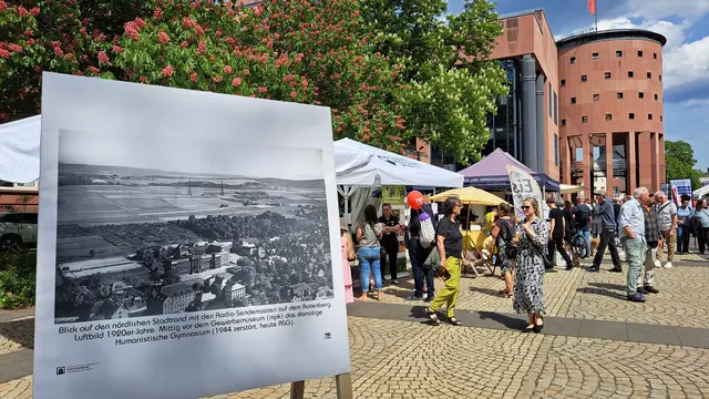 Viele historische Stadtansichten sind entlang der Kulturmeile aufgestellt | Foto: Monika Klein