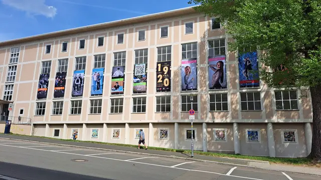Die Fassade der Berufsbildenden Schule I mit Damals-Heute-Gegenüberstellungen | Foto: Monika Klein