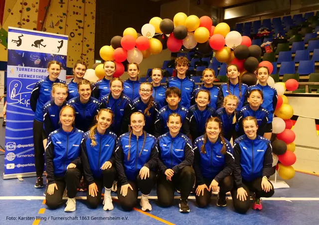 hintere Reihe vlnr: Sarah Höfers, Petra Golik, Milena Riester, Stefanie Nering, Amelie Sommer, Lasse Trauth, Emely Prel, Lilly Ehmer und Juli Ehmer   ---   mittlere Reihe vlnr: Linda Orschel, Ronja Höfers, Emilia Messerschmidt, Diana Brauer, David Nighem, Lea Golik, Lea-Sophie Rau und Amelie Dao   ---   vordere Reihe kniend: Chiara Huber, Julia Linder, Mira Beck, Fabienne Metzger, Simone Illing und  Bianca Illing   ---   (Nicht auf dem Foto: Mia Knebel)