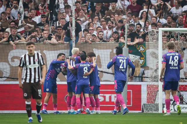 Die Mainzer bejubeln den Treffer zum 1:0 beim FC St. Pauli | Foto: Christian Charisius/dpa