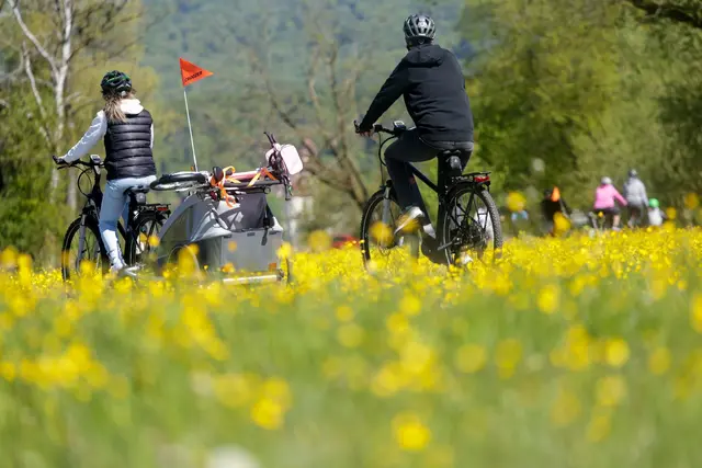 Am Sonntag sollte man nochmal die Sonne genießen, der Start in die neue Woche wird etwas ungemütlicher.  | Foto: Thomas Warnack/dpa
