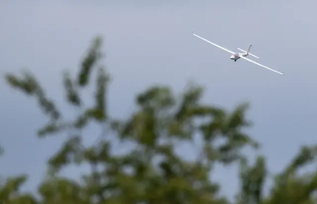 Der Pilot war mit dem Segelflugzeug zu einem einstündigen Rundflug aufgebrochen. (Symbolbild) | Foto: Friso Gentsch/dpa