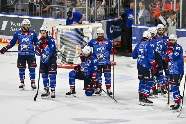 Enttäuschte Adler-Spieler nach der verlorenen DEL-Finalserie gegen Berlin. | Foto: Ruffler/PIX-Sportfotos