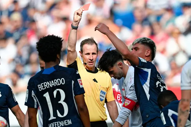 Rot für Atakan Karazor (weißes Trikot): Der VfB-Kapitän erlebte das turbulente Ende bei der TSG Hoffenheim in der Kabine.  | Foto: Uwe Anspach/dpa
