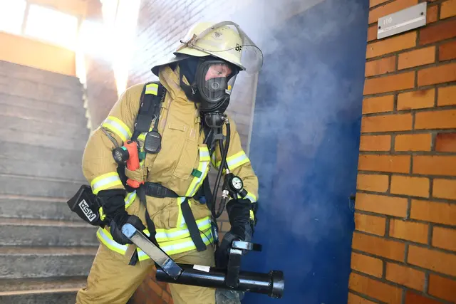 Brände sind bei weitem nicht der einzige Grund für die Feuerwehr, die Sirene einzuschalten und zu einem Einsatz zu fahren. (Archivbild)  | Foto: Uwe Anspach/dpa