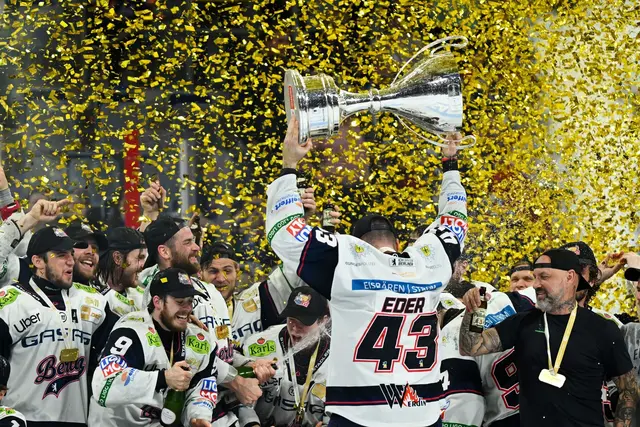 Der Berliner Andreas Eder jubelt mit der Trophäe. Die Eisbären holten damit ihren 12. Meistertitel.  | Foto: Florian Wiegand/dpa