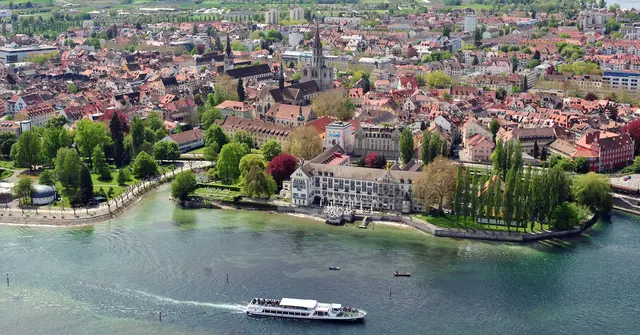 Die Feuerwehr rettete in Konstanz am Bodensee einen Menschen aus einer brennenden Wohnung. (Symbolbild) | Foto: picture alliance / dpa