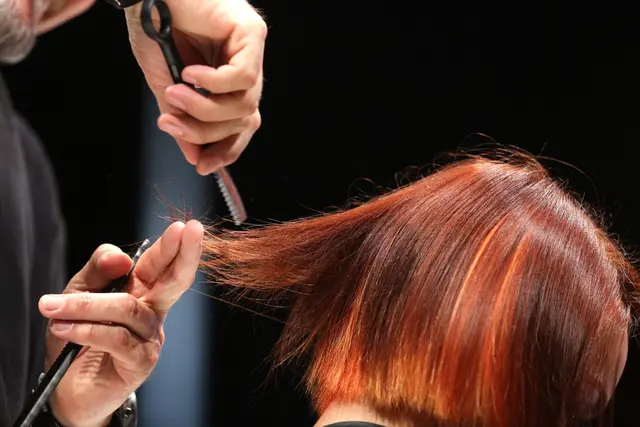 Das große Umstyling direkt vor dem Strandurlaub? Wer sich die Haare frisch färben lassen möchte, sollte den Termin lieber erst nach dem Urlaub machen.  (zu dpa: «Badeurlaub: Wann Sie vor den Ferien zum Friseur sollten») | Foto: dpa