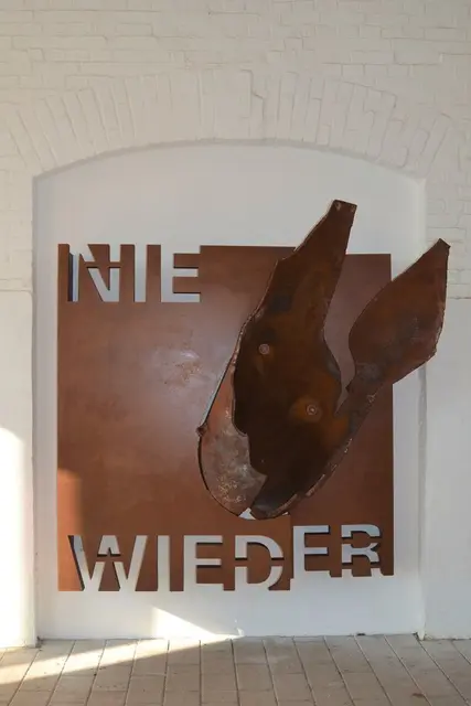 Gedenken in Landau: Offene Veranstaltung am 8. Mai beginnt um 15 Uhr. An der Gedenkskulptur »Nie wieder« von Künstler Karlheinz Zwick findet die Gedenkveranstaltung statt.  | Foto: Stadt Landau