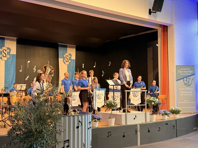 Musiker in Ausbildung stehen auf der Bühne und freuen sich über den Applaus.