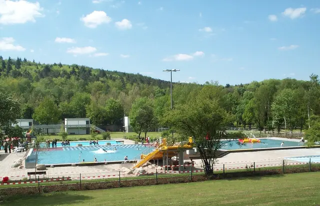 Wenige Tage später können sich Badegäste auch im Warmfreibad tummeln | Foto: Stadt Kaiserslautern