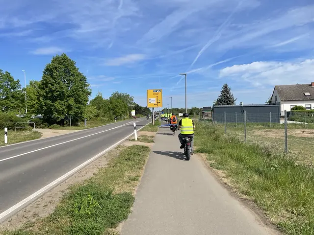 Polizei und Bürger radeln gemeinsam durch die Verbandsgemeinde Maxdorf. Bei der STADTRADELN-Tour ging es um Gefahrenstellen, Überholabstände und mehr Sicherheit für Radfahrende. | Foto: Polizeidirektion Ludwigshafen