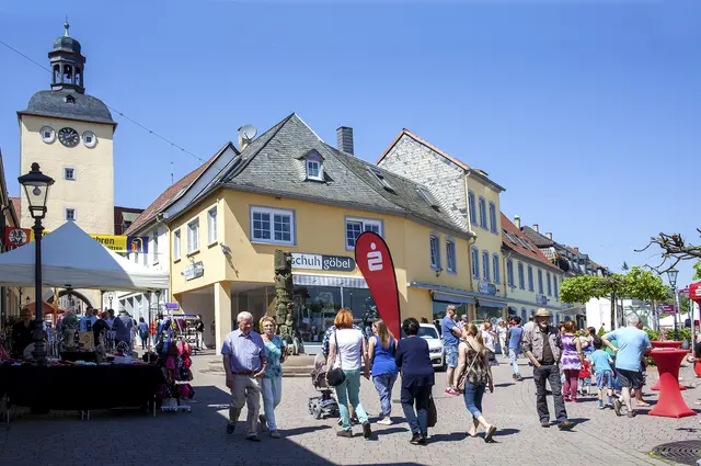 Belebter Platz mit schlendernden Menschen
