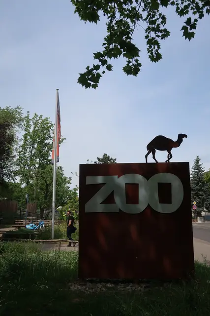 Durch das "Zoo"-Schild kann man sein Ziel eindeutig nicht verfehlen.  | Foto: Jennifer Warzecha