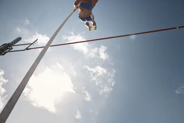 Beim Stabhochsprungmeeting in Bad Bergzabern am Donnerstag, 21. Mai 2026, sind Athleten aus sechs Nationen am Start – und nehmen Kurs auf große Höhen. | Foto: KOTO/stock.adobe.com