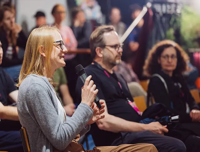 Vom 13. bis 17. Mai 2026 verwandelt das Dokumentarfestival dokKa Karlsruhe in einen lebendigen Ort für dokumentarische Film- und Audiokunst.  | Foto: dokka Foto Damian Domes